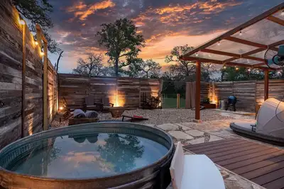 Image de Romantic Wimberley Tiny Luxury Retreat w/ sauna & Ev charger