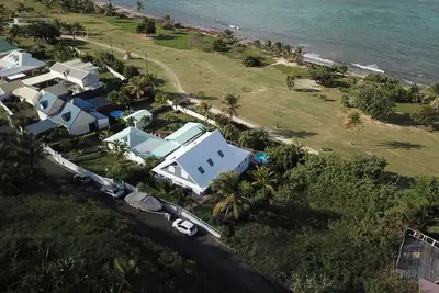 Image de Bas de villa F3  - Rez de jardin -  Sur la plage!