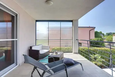 Image de Villa avec piscine et barbecue