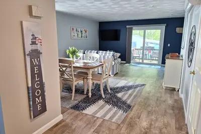 Image de Westerly Getaway- Short drive to the beach, Walk to Downtown Shops & Restaurants