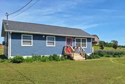 Beautiful 3 Bdm Cottage within a 2 minute walk to the beach!