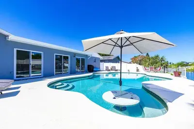 Image de Bayside Retreat with Backyard Oasis