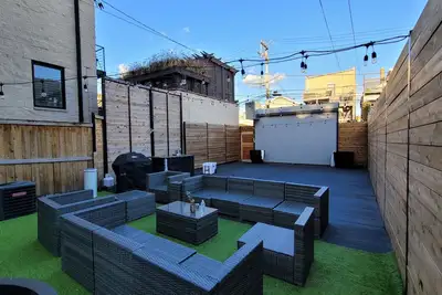 Image de 1br 2 bed\/2bath w\/ private gym in unit! Your plug and play home away from home!