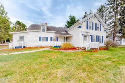 Image de Warm & inviting retreat with a full kitchen, gas fireplace, & furnished patio