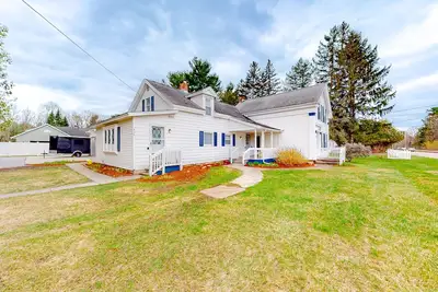 Image de Charming two-story duplex with a full kitchen & grassy yard - near Mallets Bay