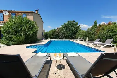 Image de Maison familiale avec piscine et bain à remous