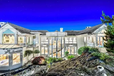 Image de Stunning Seaview Mansion with Pool Hot tub Sauna