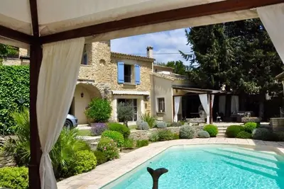 Image de Très beau mas entièrement rénové avec grande piscine et jardin provençal clos.