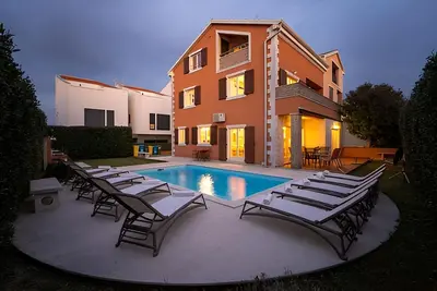 Romantic Villa Leon with private pool & 5 bedrooms