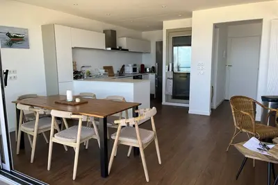 Image de Première ligne. Duplex accès direct plage. 5 mn du centre