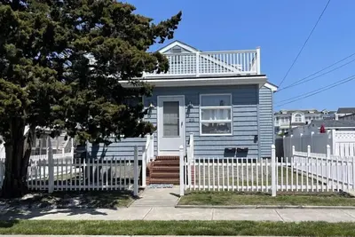 Image de Newly remodeled two-bedroom rear unit is centrally located.