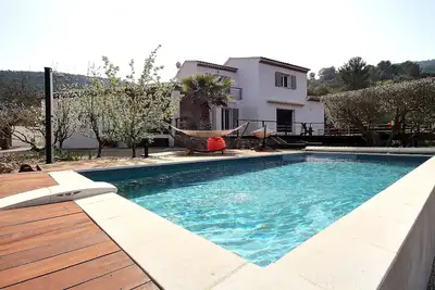 Image de Villa provencale classée avec vue magnifique et piscine à 25 mn de la mer