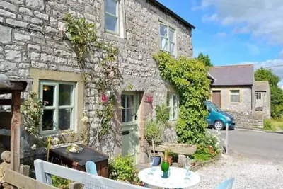 Idyllic, peaceful cottage with wood burner