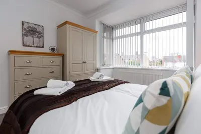 Image de Hillside House | 2 Bedrooms parking Wi-Fi Hospital