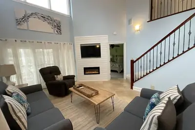 Image de Steps to Atlantic Ocean and Currents Water Park located in a gated community.