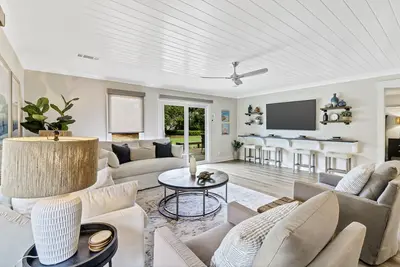 Image de Recently updated Palmetto Dunes villa with fairway views and community pools.