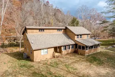 Image de 4br Lodge on Wolf Creek – Fishing, Hiking, New River Fun & Hokie Weekends