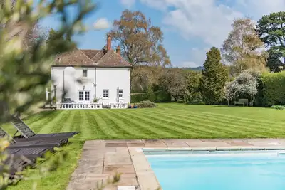 Image de Burleigh House by Bloom Stays - sleeps 12 guests  in 6 bedrooms