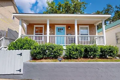 Mins to Downtown, Live Oak Concerts, Convention Center & Beach! Pet Friendly! !