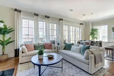 Image de The Luxury Loft on Bay Street, Modern | Central