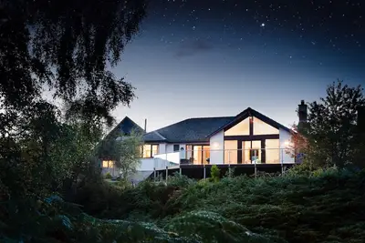 Image de sleeps 6 in 1 double bedroom, 1 twin (or superking), 1 full size bunk bed.