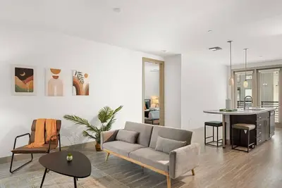 Image de Modern 2br CozySuites on Town Lake waterfront 10