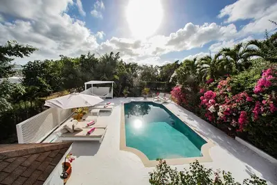 Image de Beautiful Caribbean style house overlooking the Caribbean Sea