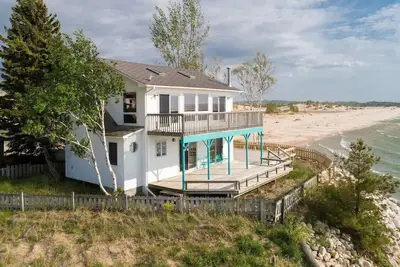 Image de This charming vacation home sits directly on Lake Michigan and it delivers!