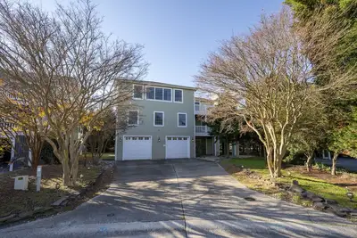 Image de 8 Lighthouse Way - Beautiful home with a private elevator!