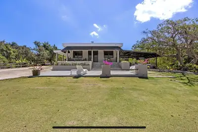 Image de Private Hill surrounded by natural mountains, neighbored to secluded beaches.