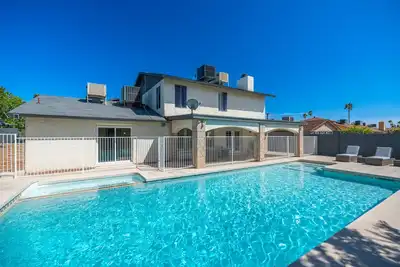 Image de Glendale Getaway • Huge Pool • Games • Nice View • Balcony