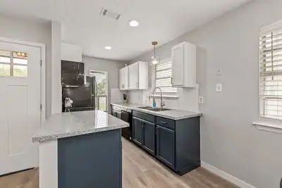 Image de Cozy 2/1 minutes from Tamu!