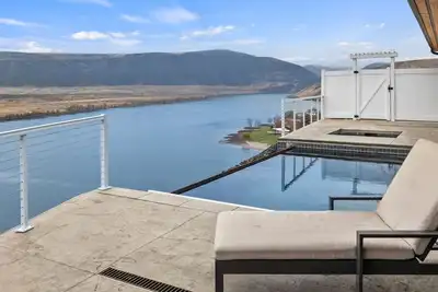 Image de River Views w/Infiniti pool/Htub. 180 degree views of the Columbia River.