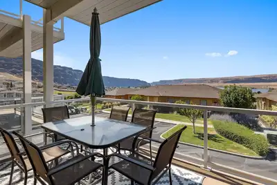 Image de B35 Home by pool & Gorge shuttle