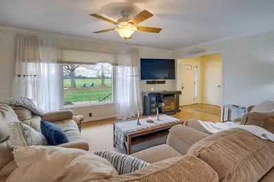 Image de Deck & Pasture Views! Bealeton Farmhouse Escape