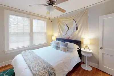 Image de Great two bedroom apartment on the first floor in the heart of Cloverdale with screened porch.
