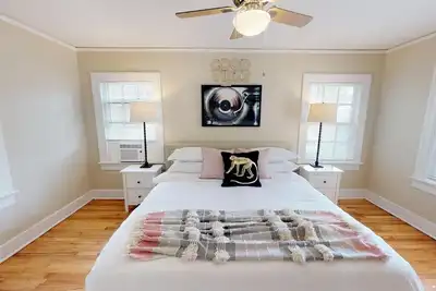 Image de King Bed, Screened Porch & Walk to Vintage Cafe