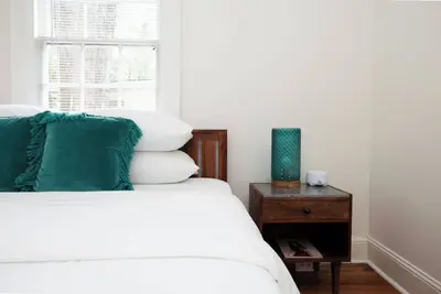 Image de Chic Cloverdale Park:Walk to El Rey, Capri & Park!