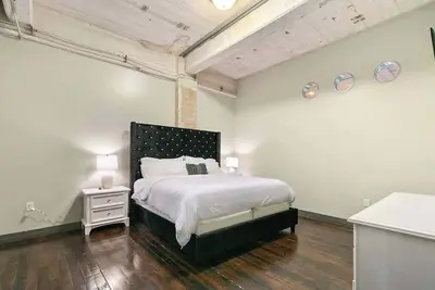 Downtown Apt: Free Breakfast & Valet