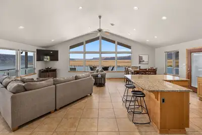 Image de 180 degree unobstructed breathtaking panoramic view of the Columbia River.