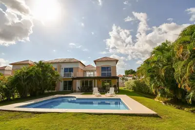 Image de Charming Home with a Spacious Backyard