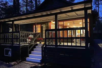 Image de Cozy Cabin in the tall Pines! True mountain cabin vibes!