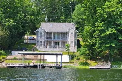 Image de Castle Cove Lakefront Home
