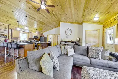 Image de Riverfront dog-friendly house near skiing with firepits, wood stove & beach