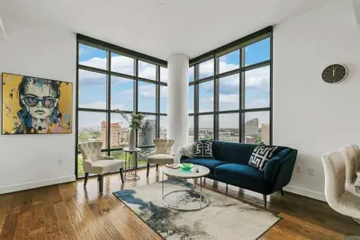 Uptown 2br with Skyline Views