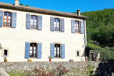 Image de Grande maison de charme avec piscine, en pleine nature.