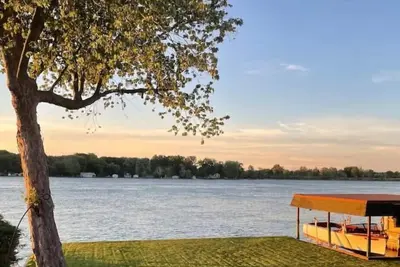 Image de Entire house on the beautiful St. Clair River!