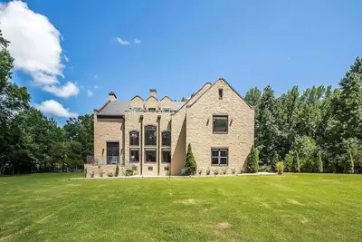 Image de Enchanted Manor: A Luxurious Tudor-Style Retreat Amidst Nature's Splendor