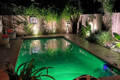 Image de Coastal vibe without the crowds. Main house with 2 studio apartments included.