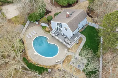 Image de New Seabury Home w/ golf course view. Salted heat pool & mins to the beach!